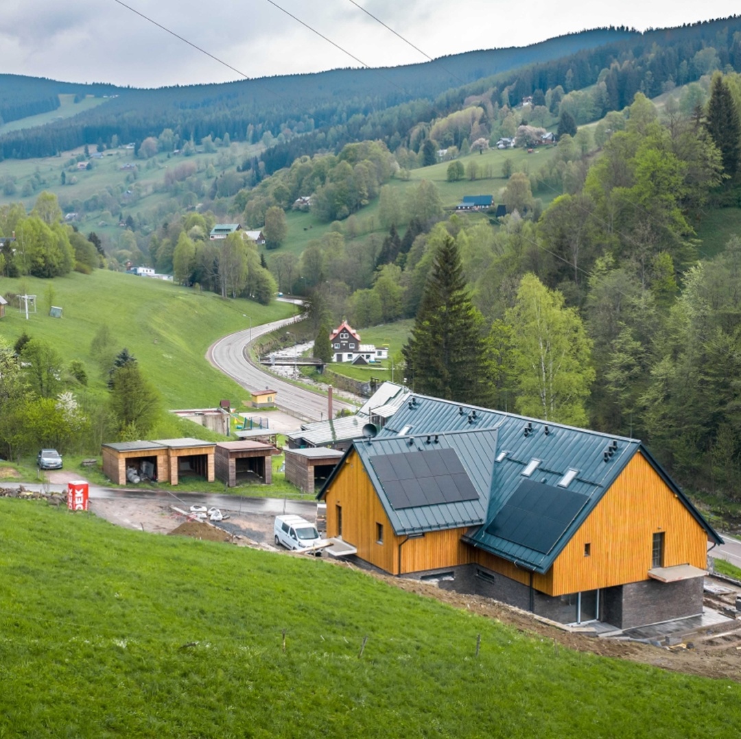 Rezidence Zvonička zasazená do okolní krkonošské krajiny