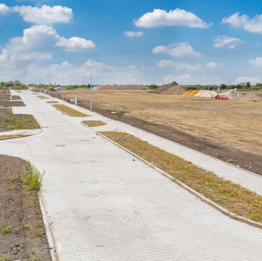 Nová komunikace a připravené stavební parcely
